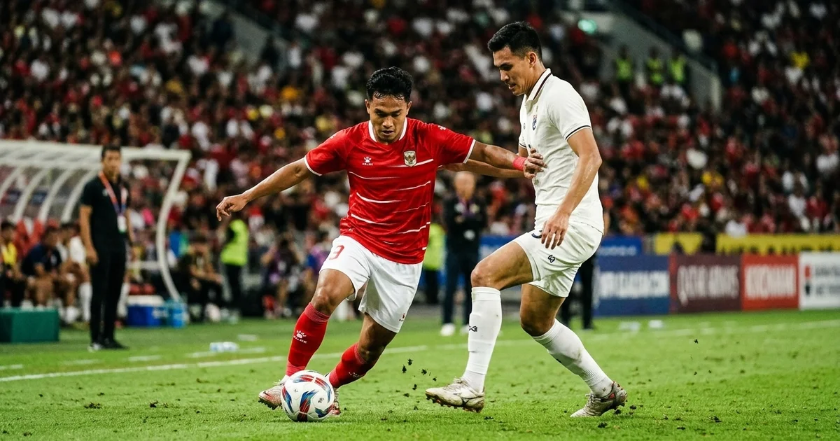 Momen duel sengit 1 vs 1 pemain Indonesia dan Thailand dalam final penentu kemenangan Indonesia atas Thailand FIFA ASEAN Cup 2026